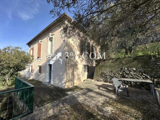 Maison de ville sur deux niveaux, 3 chambres et garage