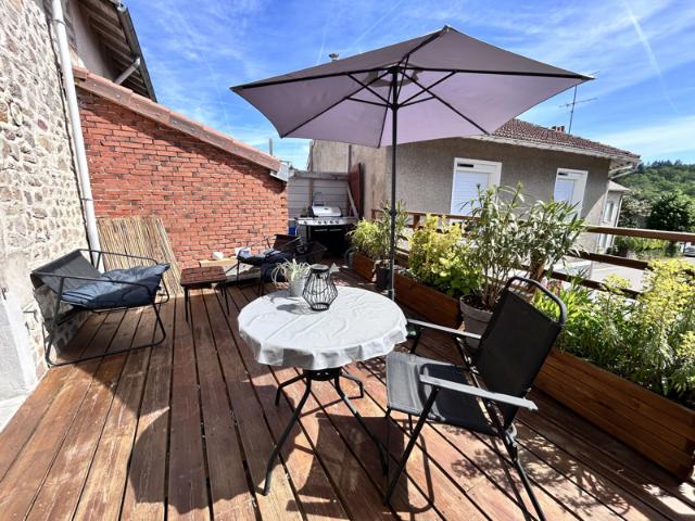 Maison de ville pleine de charme avec terrasse au calme à 15