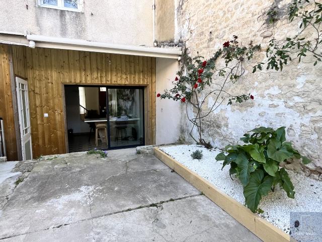 Maison de ville, proche centre ville, 110 m2, trois chambres, terrasse extérieure