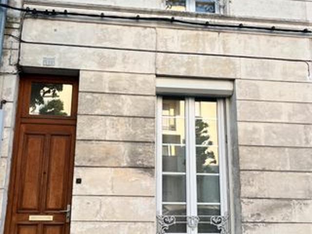 Maison de ville, proche centre ville, 3 chambres, extérieur