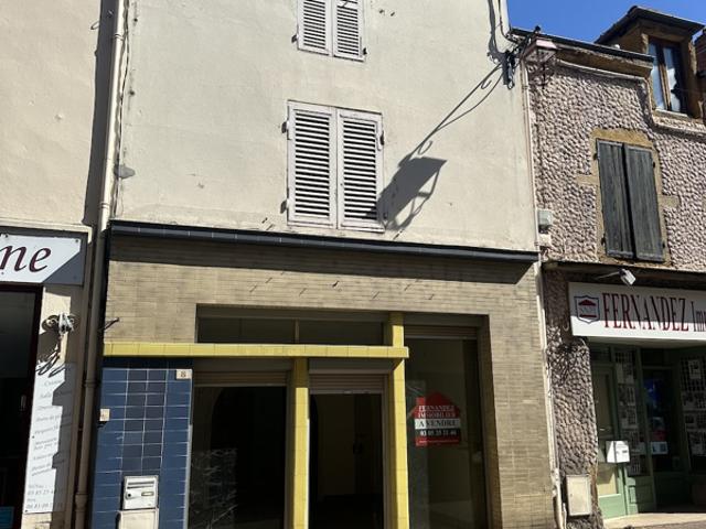 Maison de ville proche commerces, à rénover