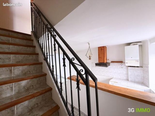 Maison de ville proche commodités avec Garage inclus à Laroque d'Olmes