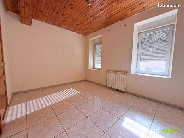 Maison de ville proche commodités avec Garage inclus à Laroque d'Olmes