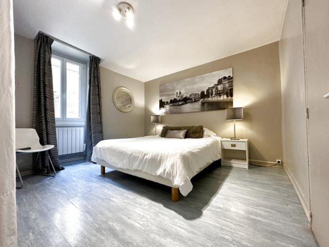 Maison de ville proche du centre historique de Sarlat avec e