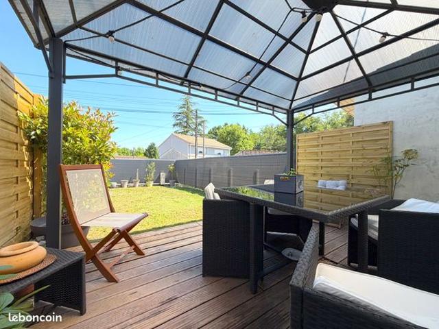 Maison de ville RÉNOVÉE 3 pièces 74 m2 avec TERRASSE ET JARDIN ENTRE CENTRE CASTELNAU ET AVENSAN