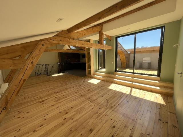Maison de ville rénovée avec garage et terrasse. A voir absolument