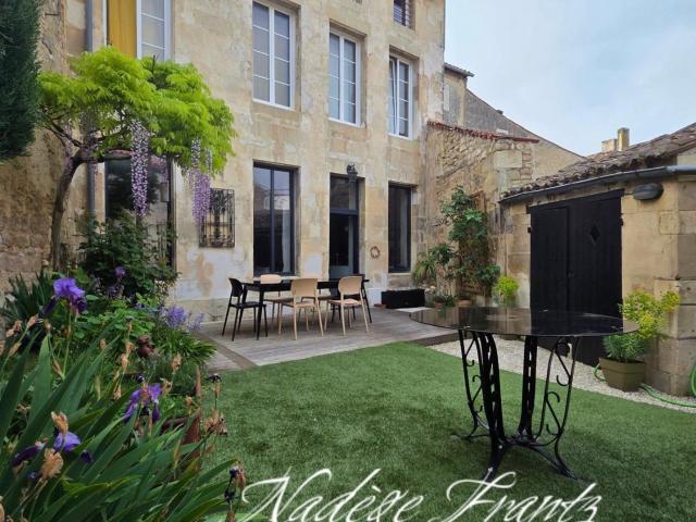 MAISON DE VILLE ENTIÈREMENT RÉNOVÉE – 6 CHAMBRES 215m²env – JARDIN – ATELIER – CENTRE VILLE