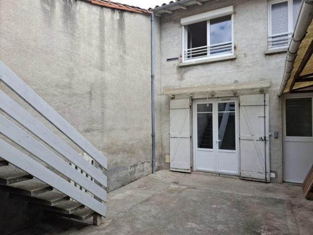 Maison de ville T3 avec cour intérieure et dépendances