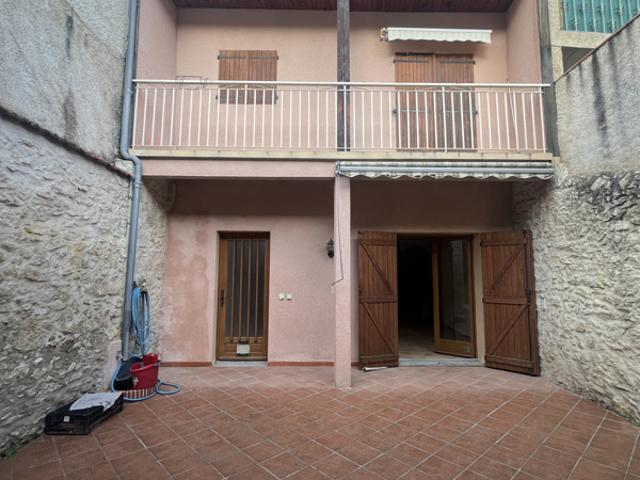 Maison den haute ville avec une grand patio et un balcon