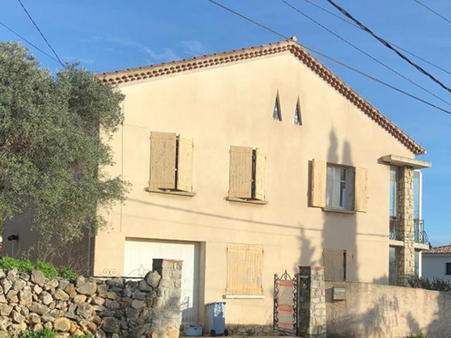 Maison d'environ 161,69m²
