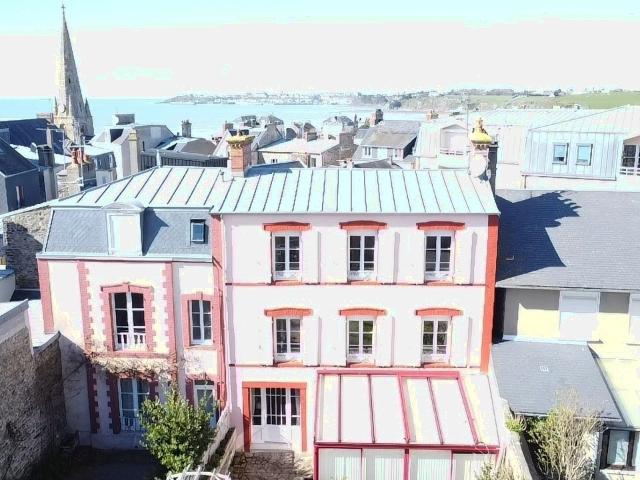 Maison d'environ 177m² dans le centre de Saint Pair sur Mer