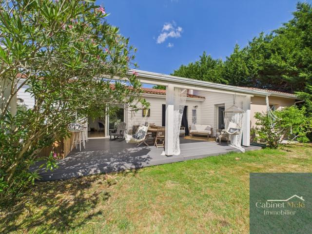 Maison d'environ 225m2 sur son terrain de 2725m2