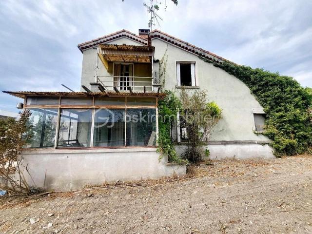maison d'environ 222 m² a aubenas