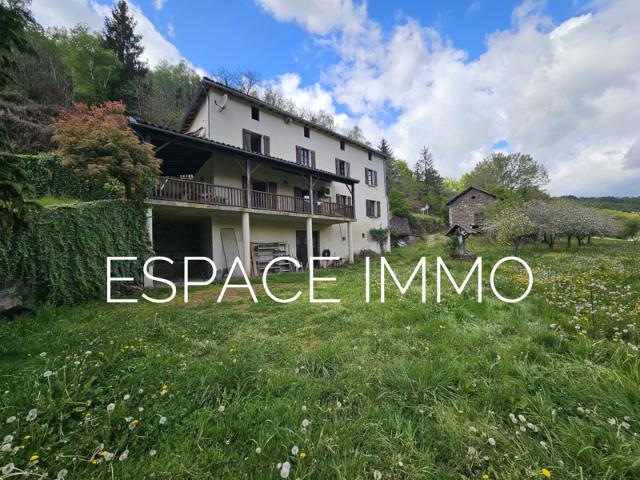 Maison d'environ 230 m2 située commune de Livinhac le Haut