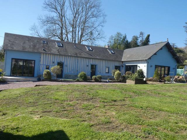 Maison d'environ 240 m² au sol, vie de plain pied + étage, bell