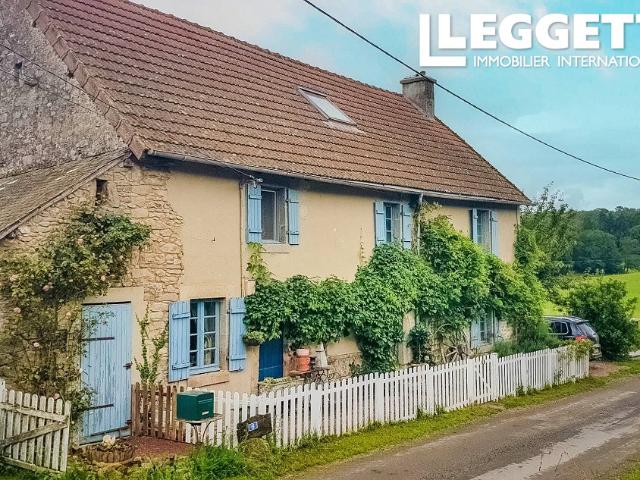 Maison d'époque indépendante, avec 5 chambres. Eléments d'époque, poutres et cheminées d'origine. Terrasse