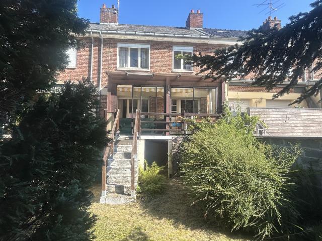 Maison des années 60 de style bel étage à rénover complétement, secteur calme et prisé !