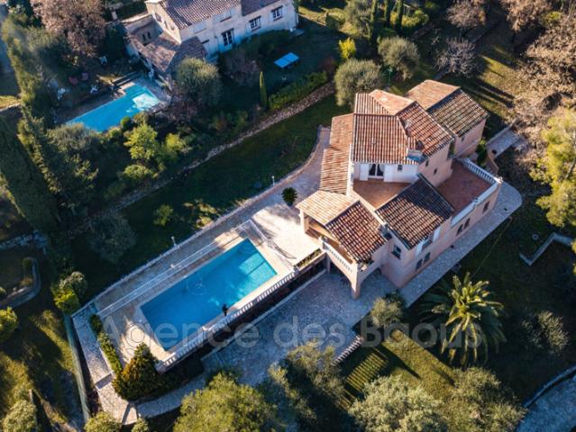 Maison des années 1990 situé à la Gaude de plus de 200 m², édi