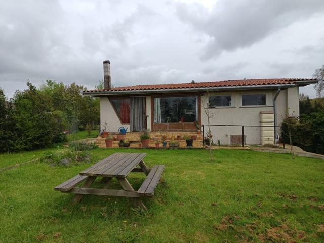 Maison des hauteurs avec vue dégagée et fort potentiel – 1300 m² de terrain