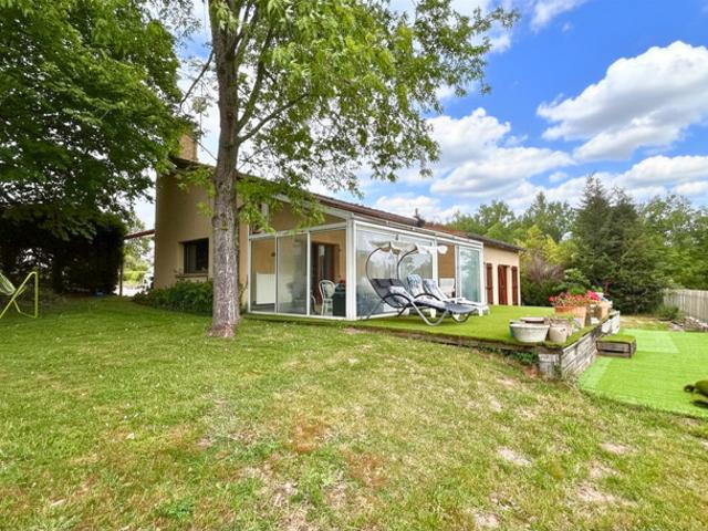 Maison d'habitation avec garage et terrain sur une parcelle