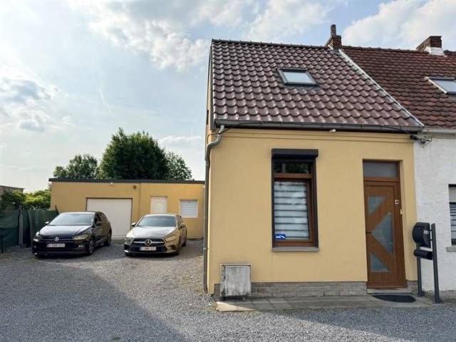 Maison d'habitation avec jardin, garage et terrain
