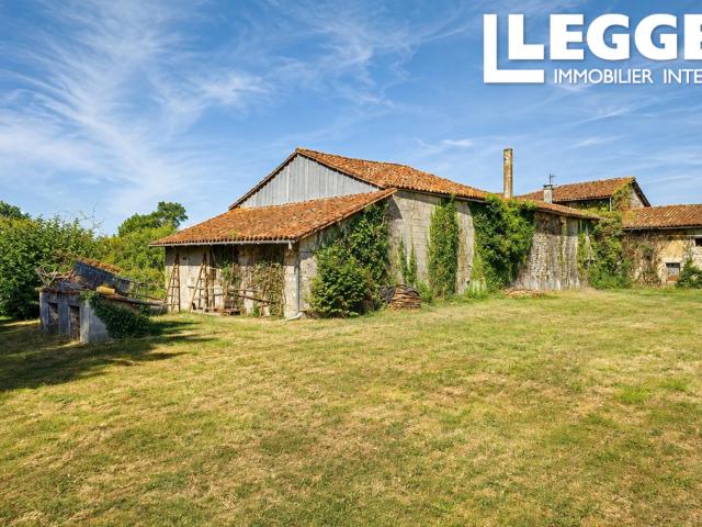 Maison d'habitation de 3 chambres et dépendances à renover à Chassiecq