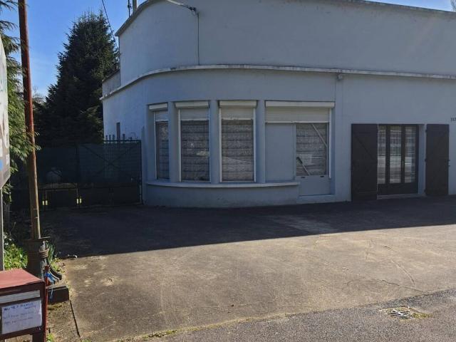 MAISON D'HABITATION DE 145 M² ET GARAGE DE 85 M² EN BORD DE VI