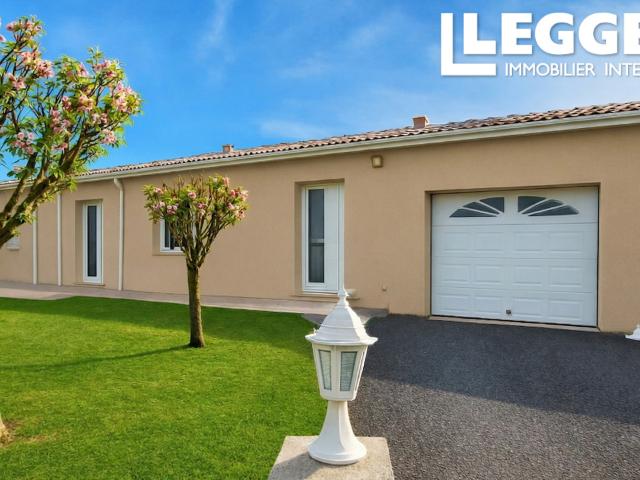 Maison d'habitation de 4 pièces de plain pied avec un jardin arboré cloturé