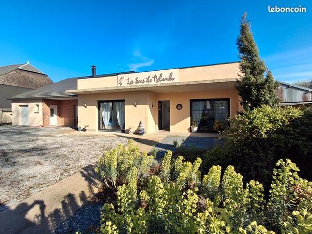MAISON D'HABITATION de plain pied avec Annexe et Terrain de ± 2.300 m²/ Accès PMR