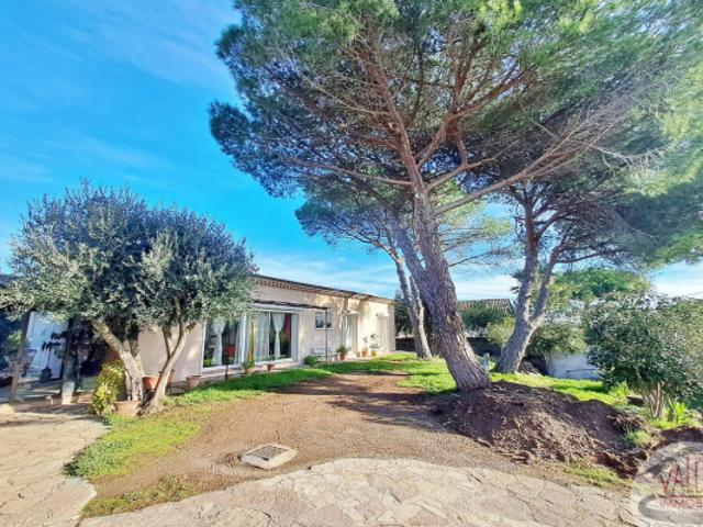Maison d'habitation de plain pied avec grand terrain à vendr