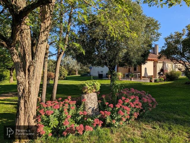 Maison d'habitation de plain pied avec 10ha de terrain, gara. 155m² Moncrabeau
