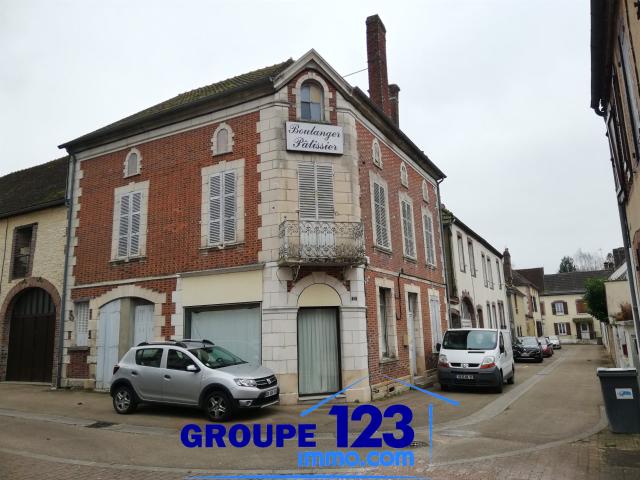 Maison d'habitation de ville et local commercial. 158m² Aillant sur Tholon