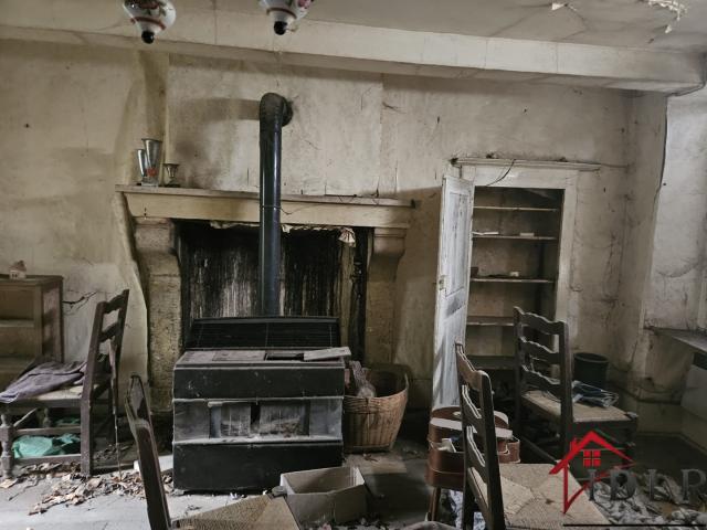 maison d'habitation en deux parties en deux parties avec cour sur un terrain de 170m2