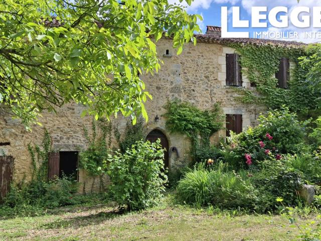 Maison d'habitation en pierre avec beaux volumes, piscine et grand terrain