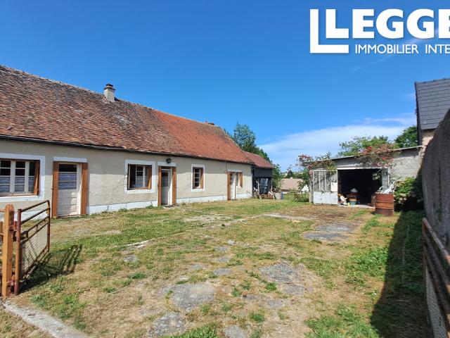 Maison d'habitation en rez de chausée, comprenant cuisine, 2 salles à manger, 3 chambres, salle d'eau, garage