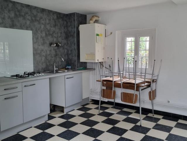 Maison d'habitation située proches tous commerces: cuisine, chambre, pièce palière, salle d'eau, wc