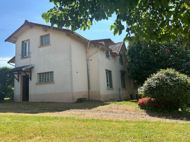Maison d'habitation proche centre ville. Construction en de 185m² Chauffailles