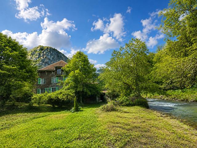 Maison d'hôtes à vendre à Mouthier Haute Pierre, les pieds dans la Loue