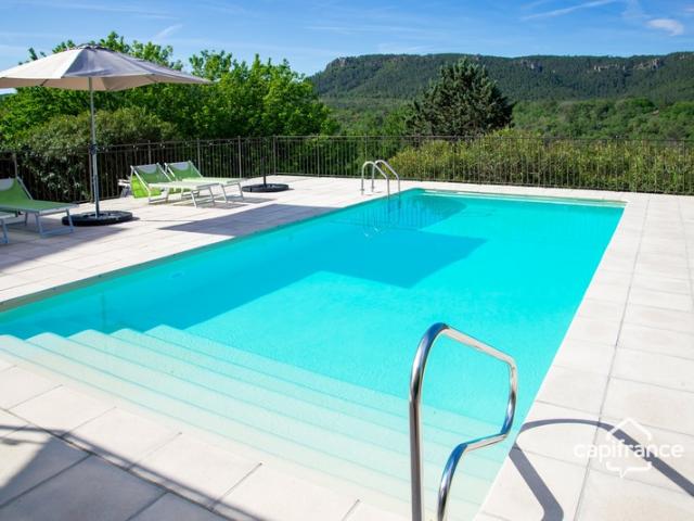 Maison d'hôtes de charme avec piscine à vendre à BAGNOLS EN FORET 83