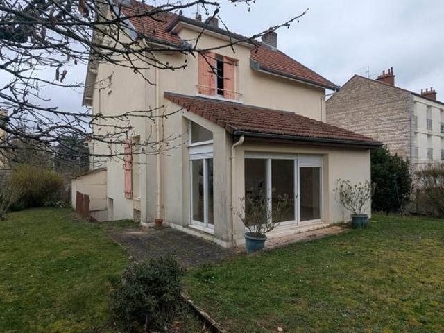 Maison divisée en 3 appartements