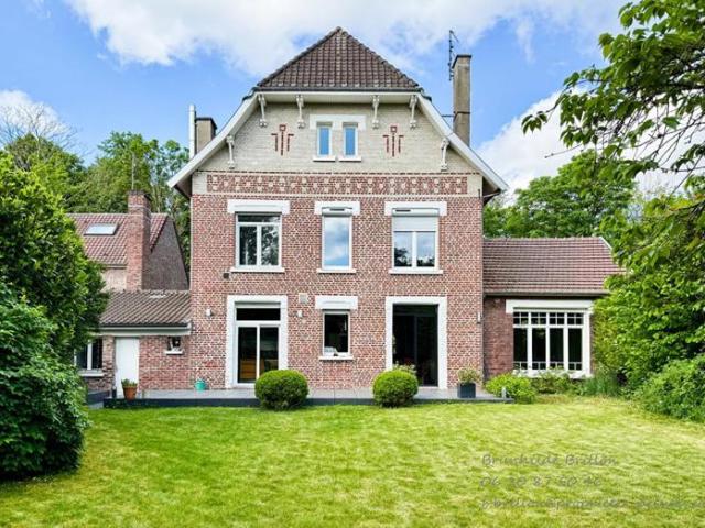 Maison d'ingénieur, 5 chambres, jardin généreux, 2 garages
