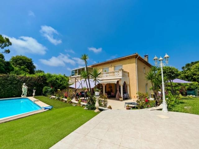 Maison discrètement mitoyenne 6 7 pièces 200m² sur un terrain de 500m² avec piscine et garage en sous sol