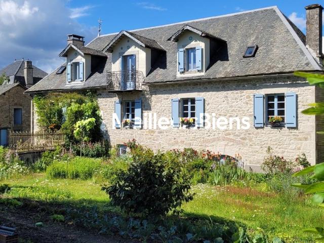 Maison du 19e avec granges, annexes, terrain de 9000 m2