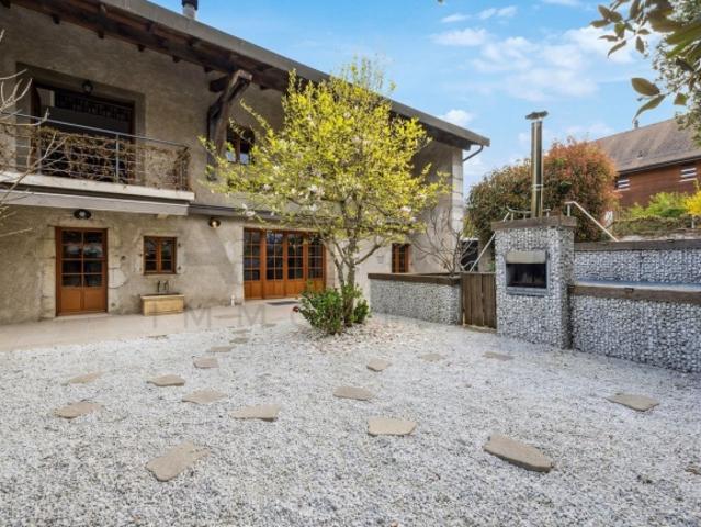 Maison du XVIIe de charme rénovée Charme, volumes et authenticité au coeur de Dardagny