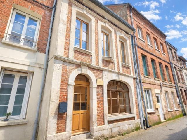 Maison du XVIII éme siècle, jumelée au cœur d'un village Proche commodités et grands axes