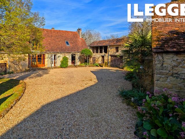 Maison du XVIIIe siècle restaurée avec soin, avec des dépendances et une prairie, située à l'orée d'un hameau
