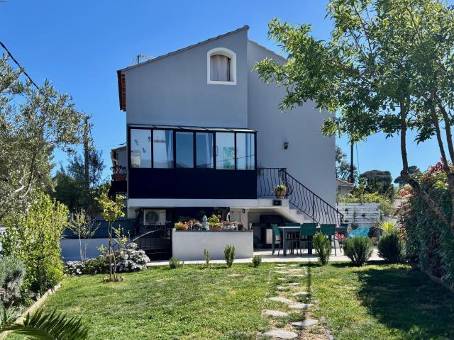 Maison duplex, La Serinette, vue dégagée, jardin et stationnements privatif