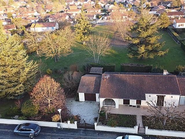 ? PLAIN PIED ENTIÈREMENT RÉNOVÉ – VÉRANDA – TERRAIN CONSTRUCTIBLE