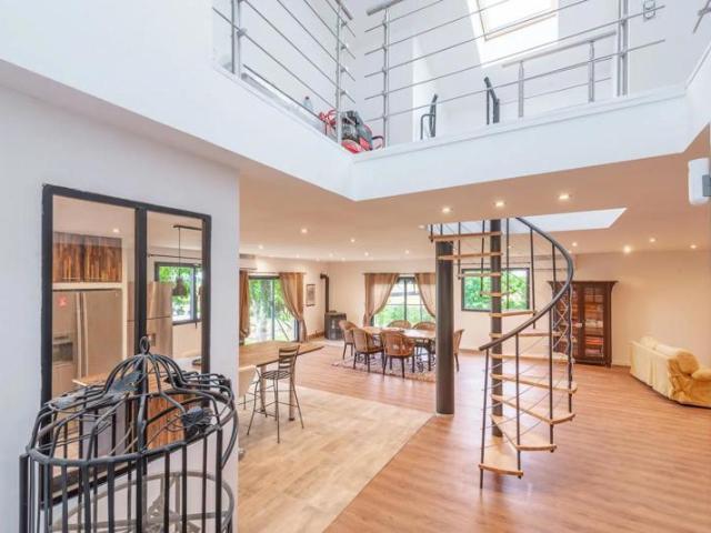 Maison entièrement rénovée 320m saint Cyr sur Morin