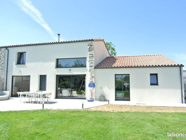 Maison entièrement rénovée 3 ch 2 garages sur 1400 m² de terrain